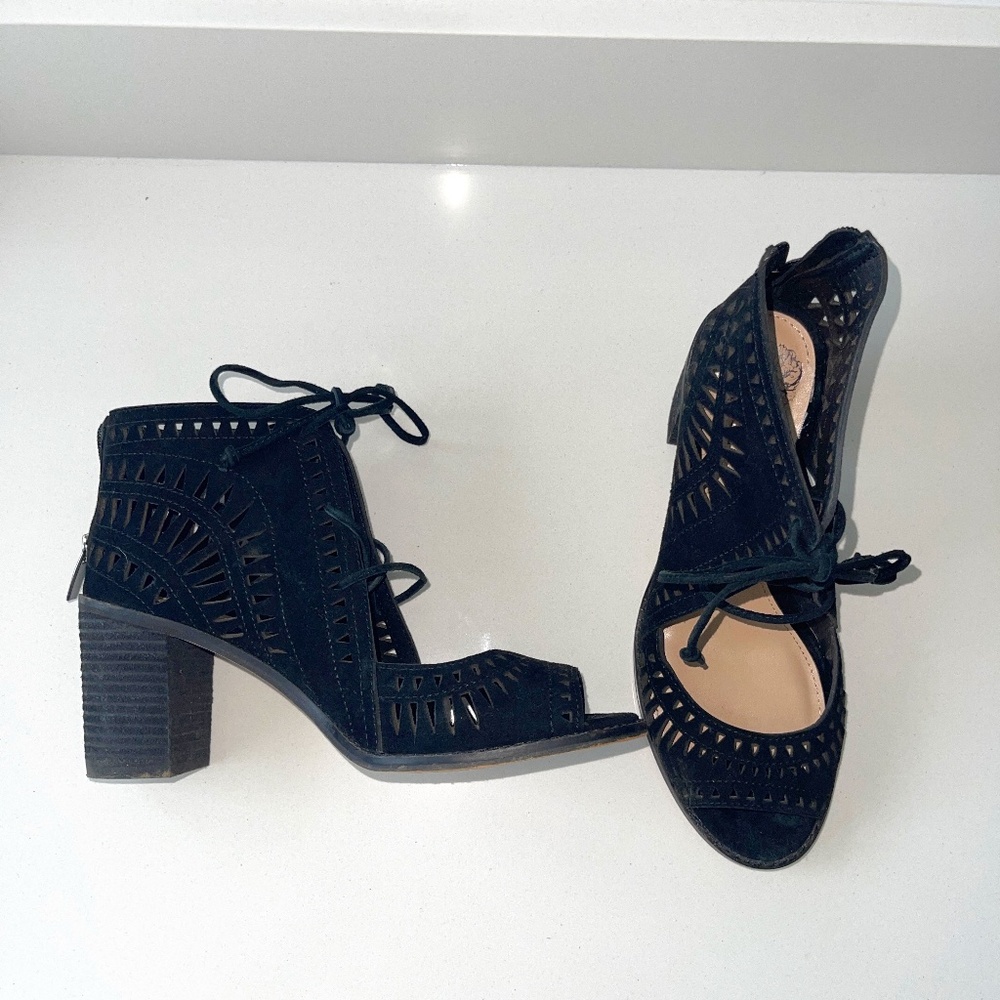 VINCE CUMUTO Tarita Cutout Perforated Lace Up Heeled Sandals Black Peep Toe 8.5